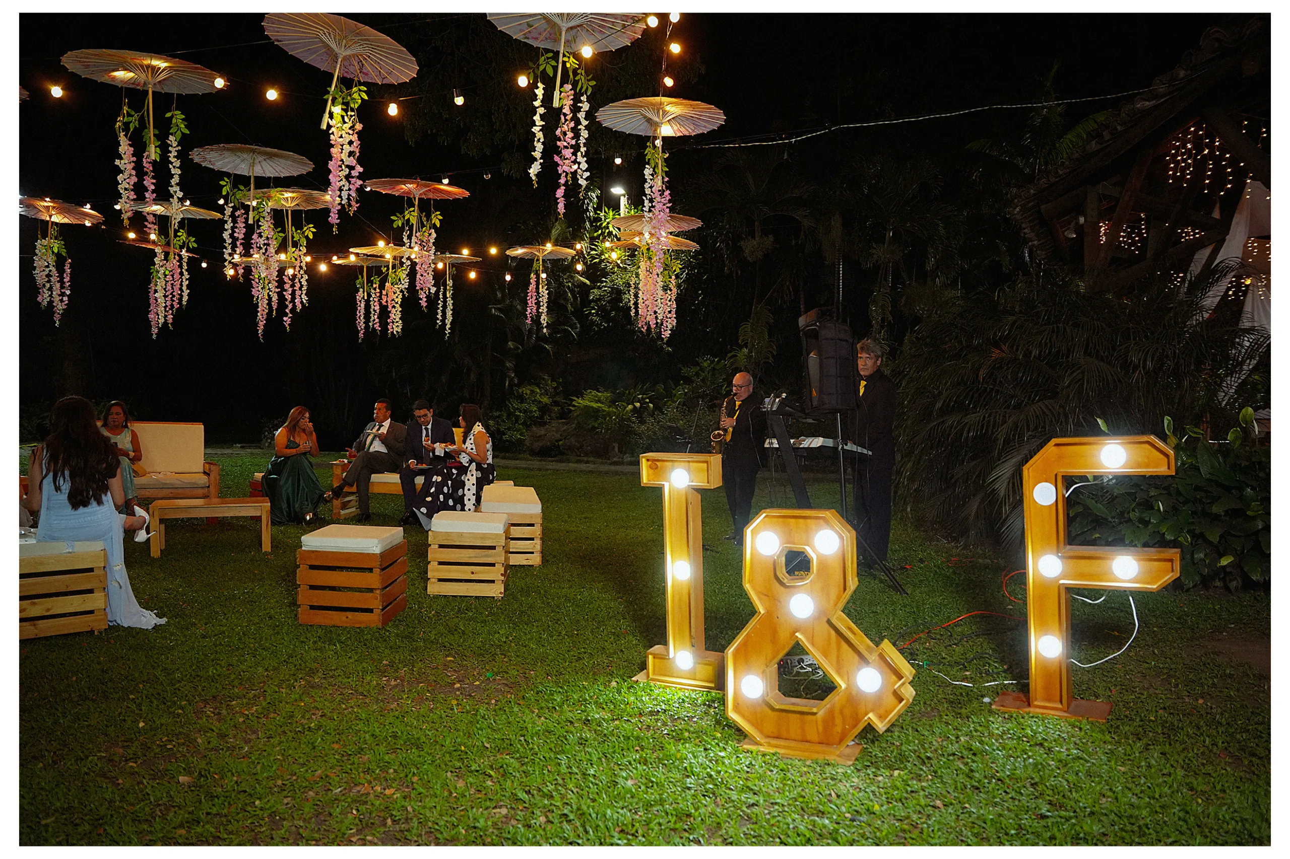 Decoración de bodas con iluminación y mobiliario